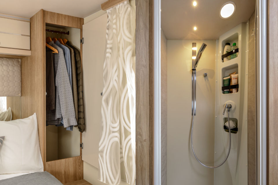 Rimor_Seal_69p_Motorhome_shower2